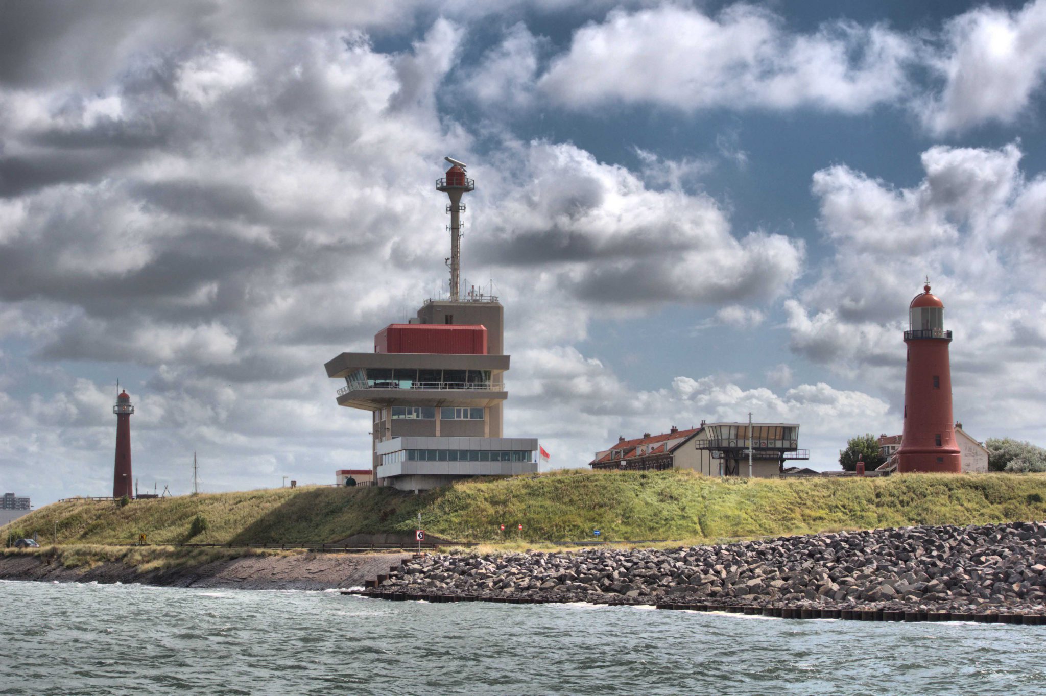 De seinpost en vuurtorens bij de havenmonding